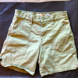 High-waisted LEVI’s shorts